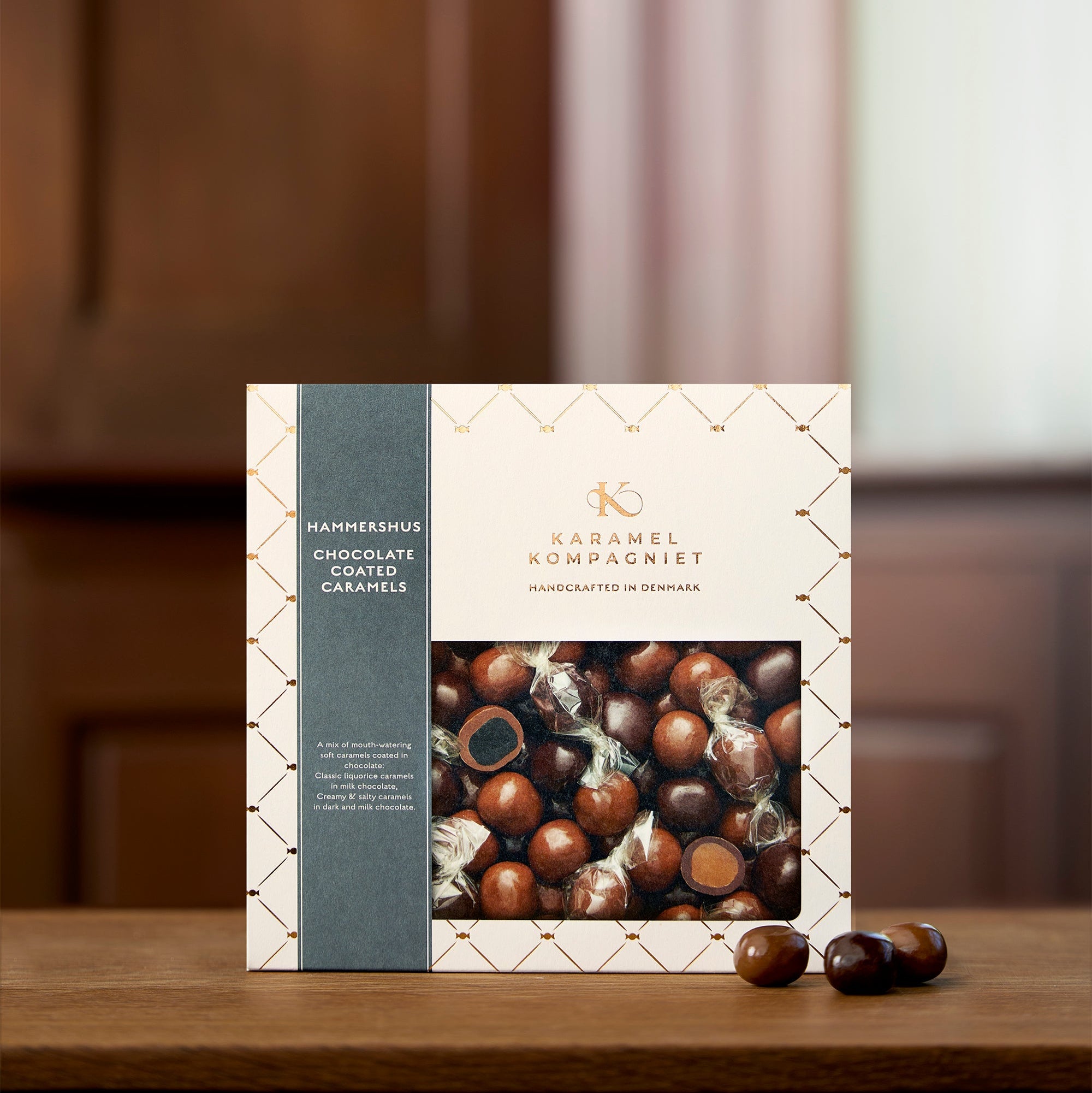 Hammershus – Chokoladeovertrukne Karamel Kugler i flere varianter i Q2-æske oprejst på bord