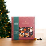 Glædelig Jul julekaramelblanding med flødekarameller, lakridskarameller og chokoladekarameller i en oprejst Q3 juleæske fra Karamel Kompagniet på bord