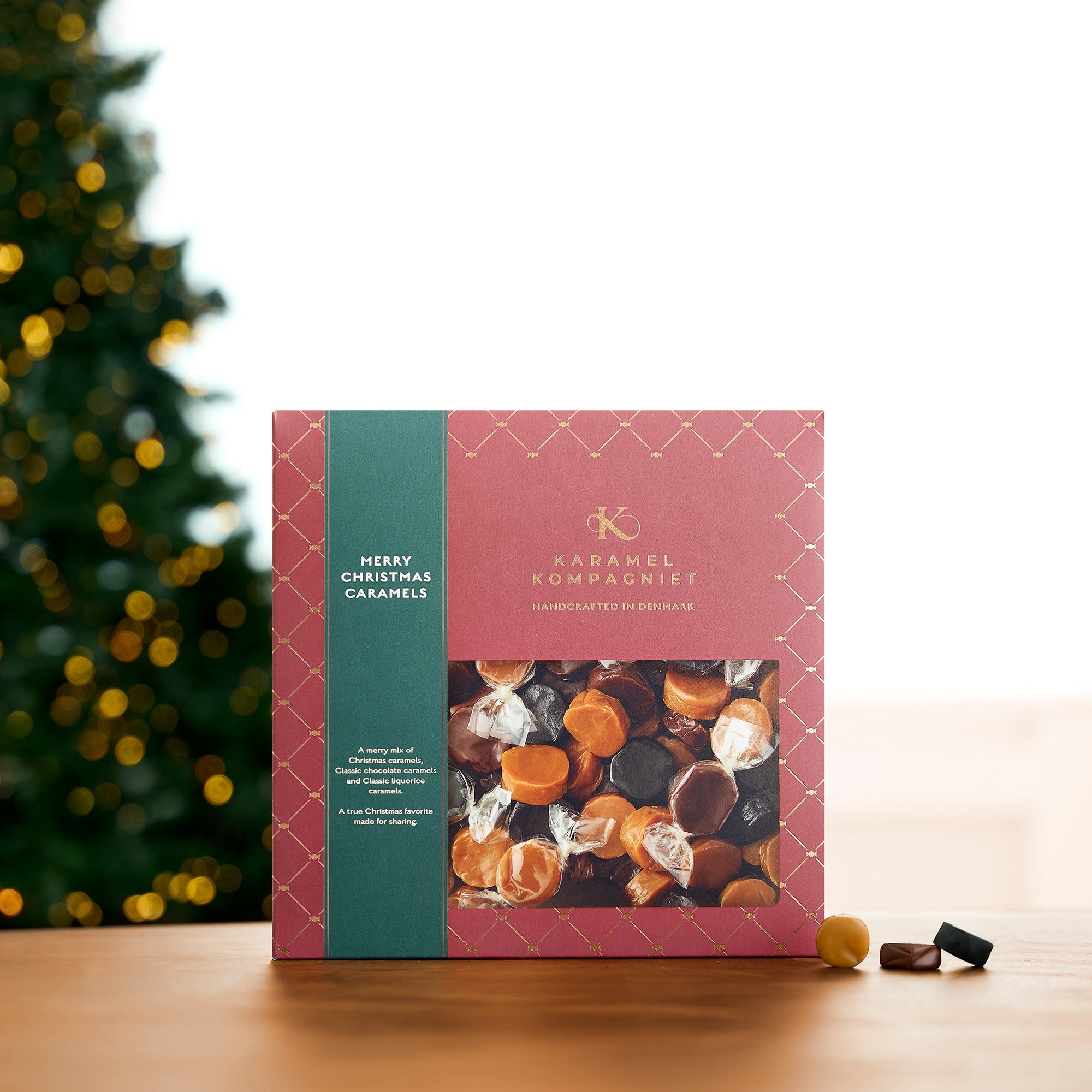 Glædelig Jul julekaramelblanding med flødekarameller, lakridskarameller og chokoladekarameller i en oprejst Q3 juleæske fra Karamel Kompagniet på bord
