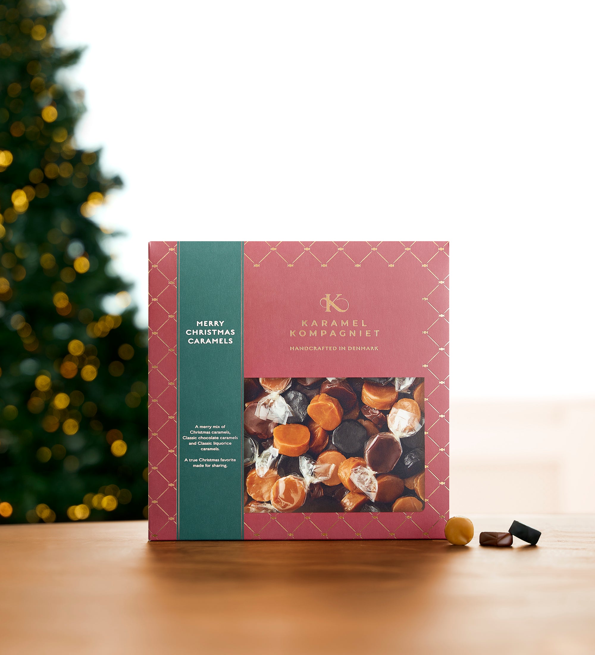 Glædelig Jul julekaramelblanding med flødekarameller, lakridskarameller og chokoladekarameller i en oprejst Q3 juleæske fra Karamel Kompagniet på bord