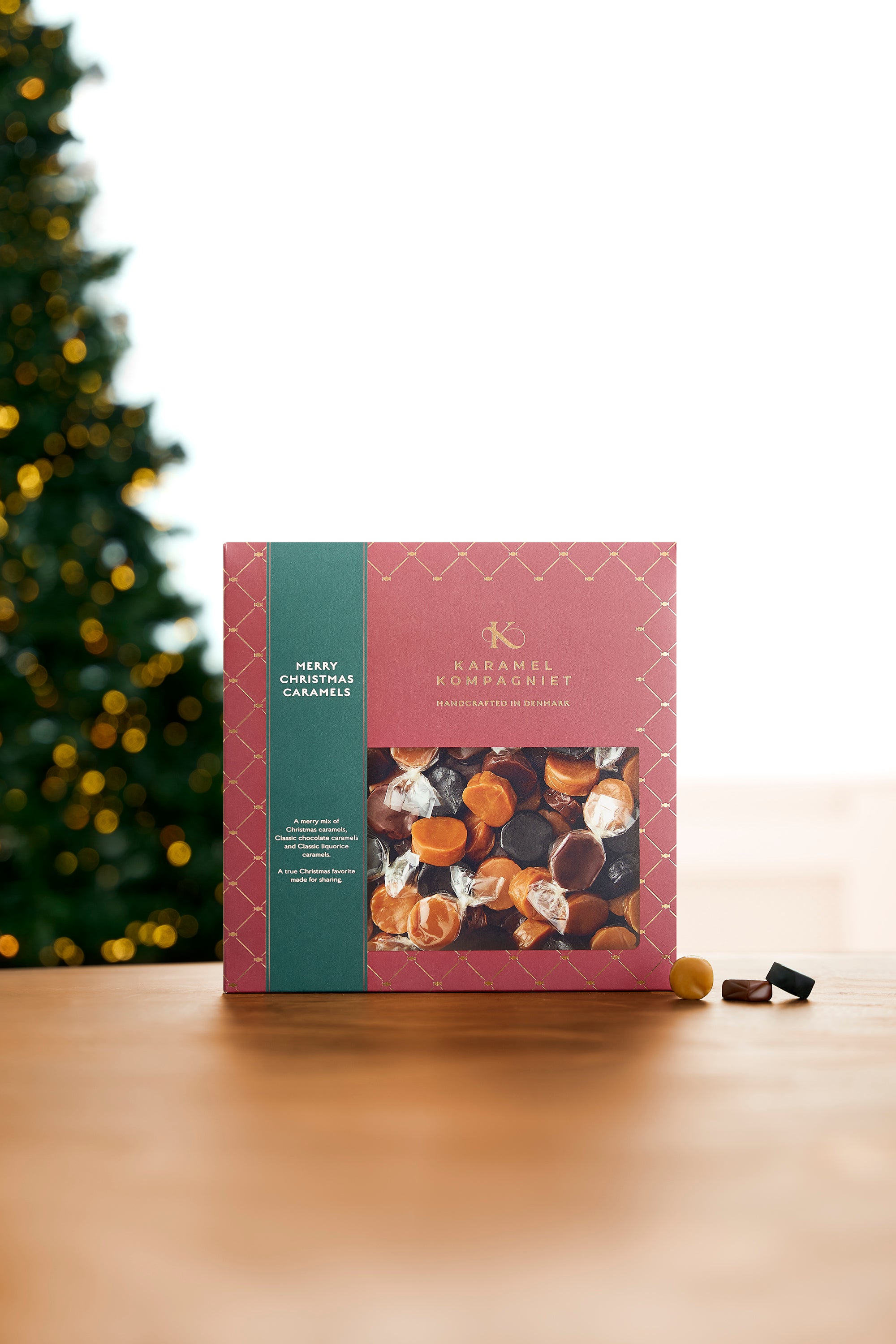 Glædelig Jul julekaramelblanding med flødekarameller, lakridskarameller og chokoladekarameller i en oprejst Q3 juleæske fra Karamel Kompagniet på bord