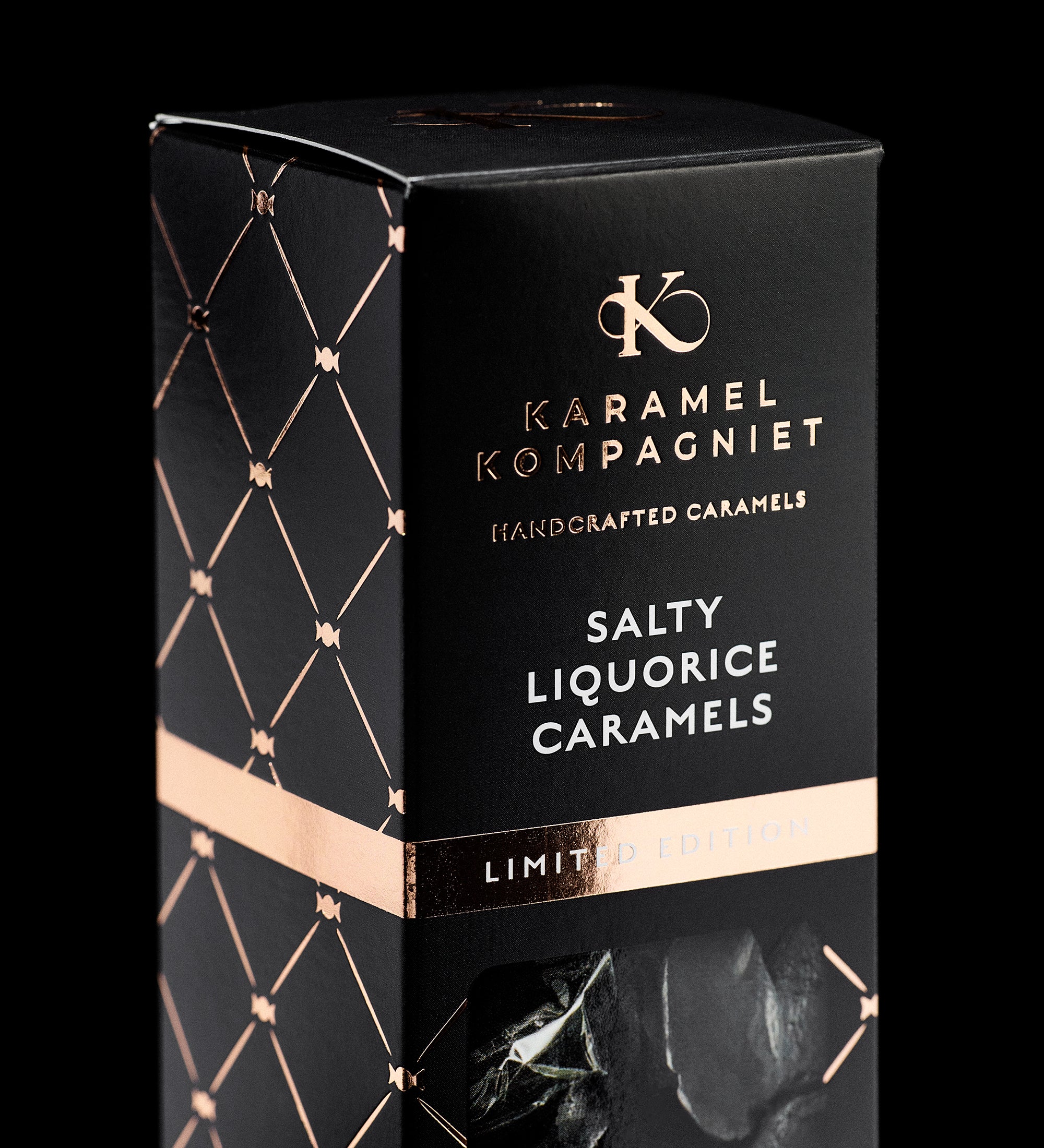 Lakridskarameller med Sydesalt - Limited Edition fra Karamel Kompagniet oprejst og zoomet ind