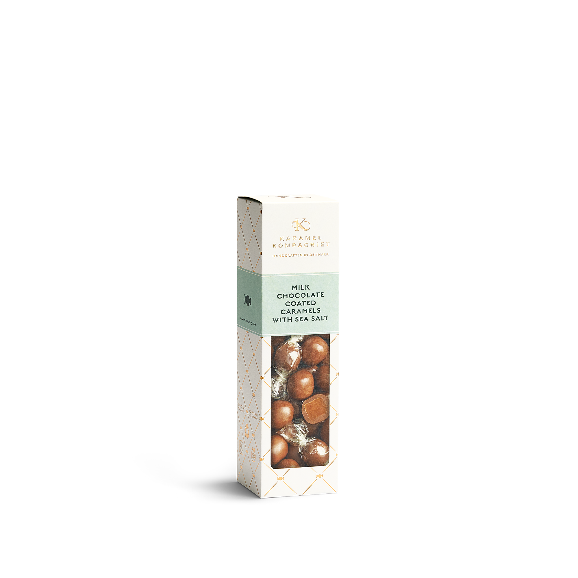 Milk Chocolate Coated Caramels with Sea Salt i hvid Elegance-æske fra Karamel Kompagniet – håndlavede chokoladekarameller fra Bornholm
