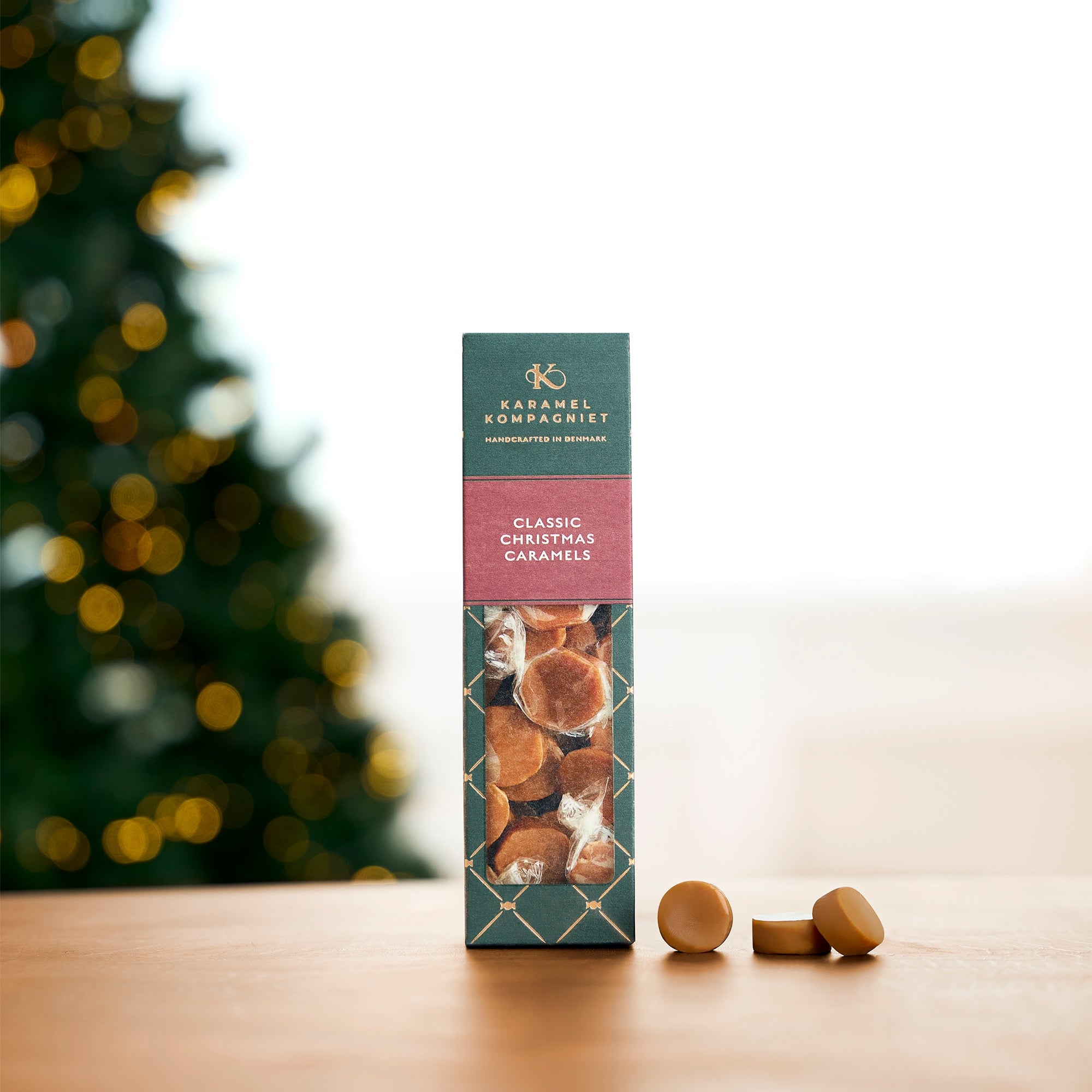 Klassiske Julekarameller elegance-æske fra Karamel Kompagniet oprejst på bord