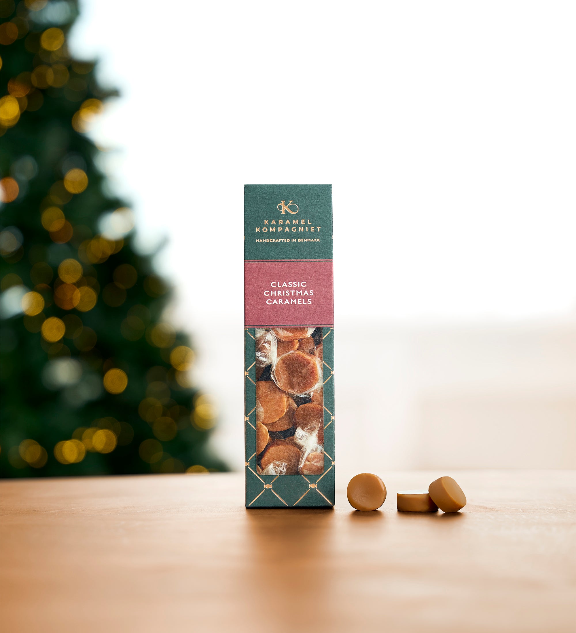 Klassiske Julekarameller elegance-æske fra Karamel Kompagniet oprejst på bord