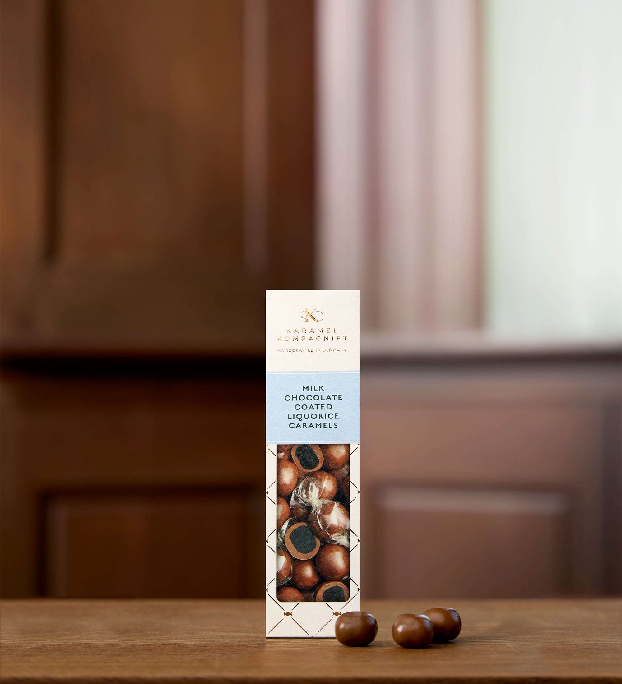 Chokoladeovertrukne Lakridskarameller i oprejst elegance-æske på bord