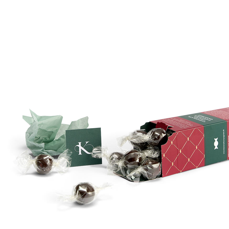 Chokoladeovertrukne Julekaramel Kugler i en æske fra Karamel Kompagniet liggende