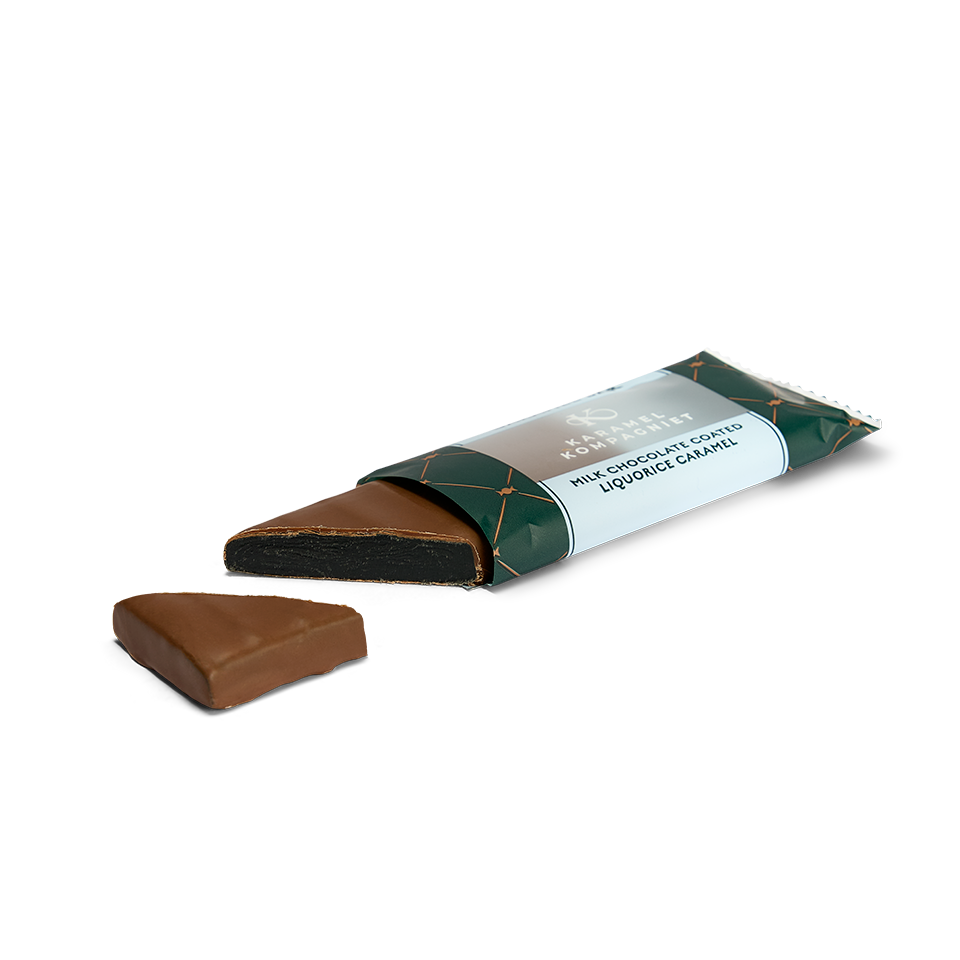 Chokoladeovertrukken Lakridskaramel Bar med lys chokolade skåret over